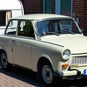Er musste in der DDR für so ziemlich alle automobilen Aufgaben herhalten – auch als Zugmaschine für Wohnwagen. Zugelassen ist der Trabant 601 für Anhänger mit einer Gesamtmasse von 400 Kilogramm gebremst und 300 Kilogramm ungebremst.(Bild:  gemeinfrei)