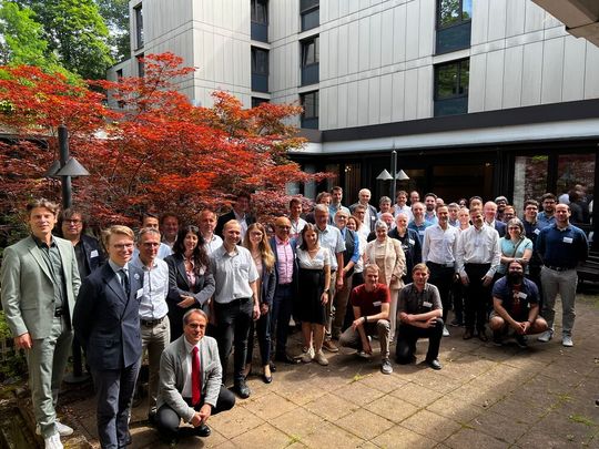 Forschende von «MaterialsCommons» beim Kick-Off-Meeting am 17. Juli 2026 in Karlsruhe.(Bild:  Fraunhofer IWM)