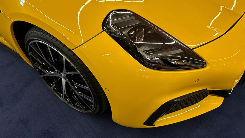 Maserati Deutschland war ebenfalls als Aussteller auf dem Techno Classica Salon vertreten – auch mit modernen Fahrzeugen. Im Bild die unbeabsichtigte Zweifarblackierung an einem Gran Turismo Trofeo. Bei einem Neupreis von knapp 230.000 Euro sollte das nicht vorkommen. (Bild: Diehl – VCG)