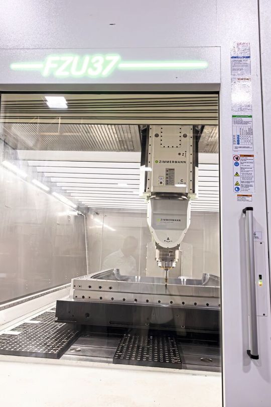 Die Zimmermann-Maschine verfügt über einen Arbeitsraum von 5000 × 4000 × 1500 Millimeter. Das erweitert die Produktionsmöglichkeiten bei Century erheblich.(Bild:  Ivette Gersh Photography)