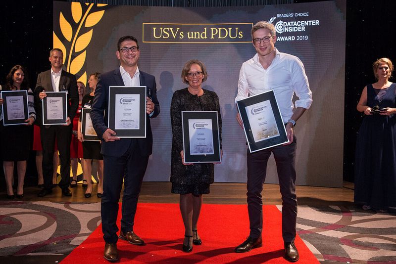 Ohne Strom nichts los ... somit gibt es die Kategorie Unterbrechungsfreie Stromversorgung (USV) und Power Distribution Units (PDUs). Für Silber-Gewinner betrat Astrid Hennevogl-Kaulhausen die Bühne, für Goldempfänger Vertiv Joachim Fischer und Heiko Finkeldei für Platin-Champion Schneider Electric.  (Bild: artful rooms / VIT)