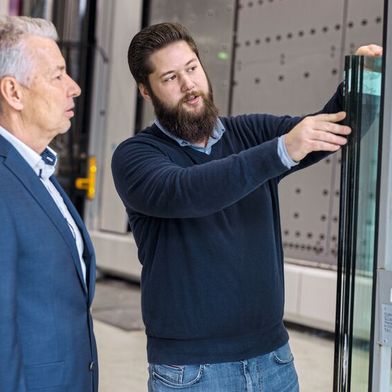 Lisec bietet Gesamtlösungen zur Flachglasbearbeitung. An verschiedenen Stellen in seinen Maschinen setzt das Unternehmen Linearführungen von Franke ein. (Bild: Franke)