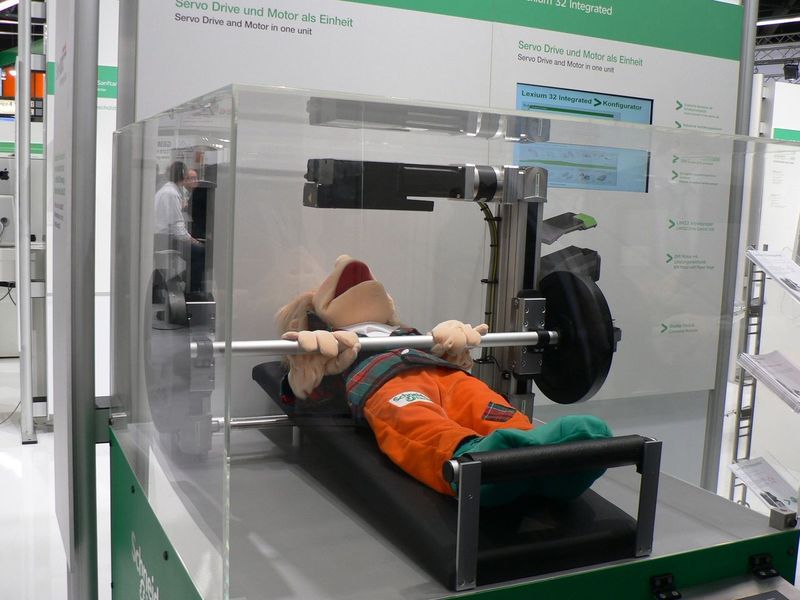 Ein Stoffpumpe bewies Muskeln beim Bankdrücken. (Archiv: Vogel Business Media)