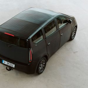 Die Außenhaut des Sono Sion wirkt nicht sonderlich edel, doch dafür soll sie dank integrierter Solarzellen helfen, Umwelt und Geldbeutel zu schonen. (Bild:  Sono Motors)