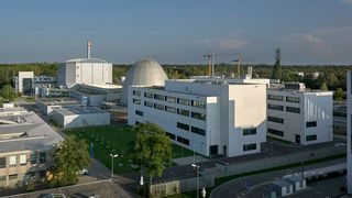 Das Gelände der Forschungsneutronenquelle Heinz Maier-Leibnitz (FRM II) mit den neuen Gebäuden des Heinz Maier-Leibnitz Zentrums (MLZ).  (Wenzel Schuermann / TUM)