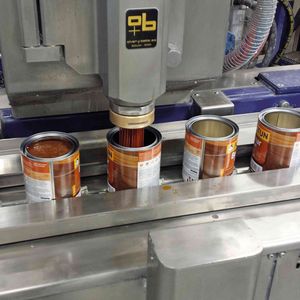 Die Farbabfüllung erfolgt in einem Fließbandprozess, teilweise im explosionsgeschützten Bereich.