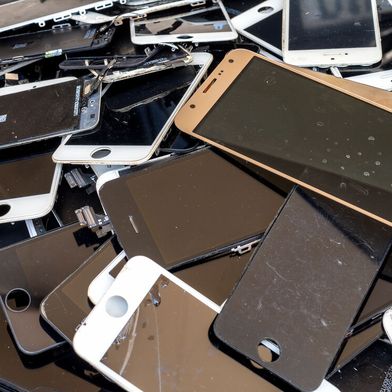 Gold, Silber und Palladium stecken in Handys. Und das Bild hier wäre eigentlich anzustreben! Denn je mehr Althandys für das Recycling zusammenkommen, desto wirtschaftlicher wird Rohstoff-Rückgewinnung. Doch die Realität sieht leider anders aus.  (Bild: S. Lönneson)