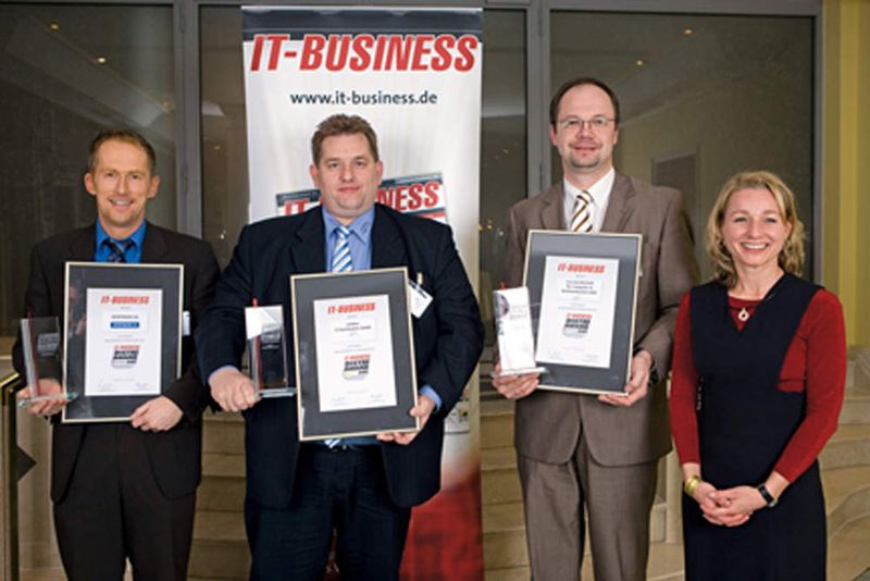 Die Top 3 der Spezialdistributoren mit Eigenmarke: Meik Blase nahm für Wortmann den Silber-Award entgegen, Ralph Koch für Rombus den Gold-Award und Torsten Duffner den Platin-Award für Leo. (Archiv: Vogel Business Media)