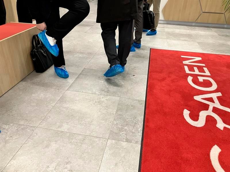 Doch zuvor müssen alle Teilnehmerinnen und Teilnehmer einen Einweg-Schutz über die Schuhe ziehen.  (Bild: © Serina Sonsalla)