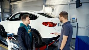 Tobias Witton (links) stellt Maia in täglichen Live-Shows auf der Automechanika in Frankfurt vor. (Bild: Maha)