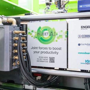 Temperature control in focus: The e-flomo U monitors and regulates flow rates in individual temperature-control circuits. It can be seen working on the autonomous injection moulding cell at the stand, demonstrating how new ultrasonic manifolds are integrated into iQ flow control.(Source:  Engel)