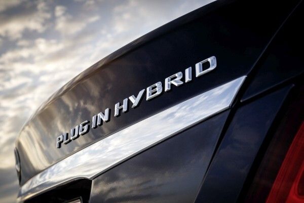 Der angekündigte Mittelklasse-Mercedes mit Hybridantrieb kommt nun als C 350 e auf den Markt und kann ab sofort bestellt werden (Bild: Daimler)