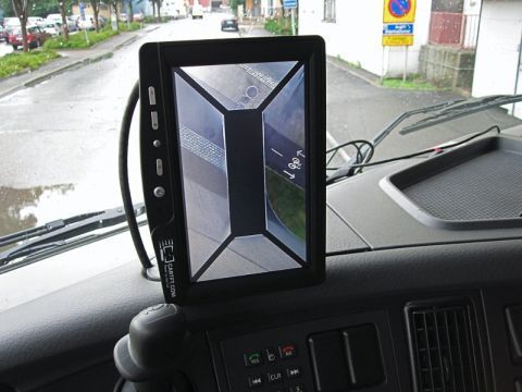 Die Instrumententafel im Fahrerhaus ist mit einem Bildschirm ausgestattet, der das Geschehen um das Fahrzeug herum aus der Vogelperspektive zeigt. (Archiv: Vogel Business Media)