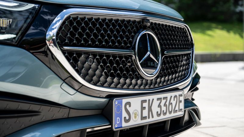 Der Stern ist im Kühlergrill integriert. (Bild: Mercedes-Benz)