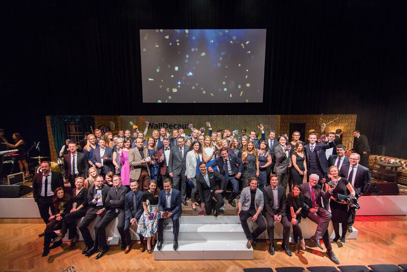 Alle Gewinner der GWA Effie Awards 2016 beim Abschlussfoto auf der Bühne. (GWA / Hasan Baran Özkan)
