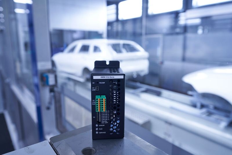 Mittlerweile ist eine Vielzahl von Anlagen in der Lackiererei mit Sensoren ausgestattet, die Messwerte zur Staubbelastung liefern und damit Vorhersagen zur Lackierqualität ermöglichen.  (Bild: BMW)