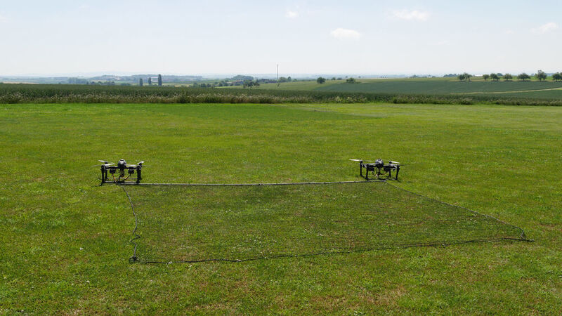 Die beiden Drohnen wiegen inklusive Netz zusammen etwa acht Kilogramm. (Julian Rothe / Uni Würzburg)