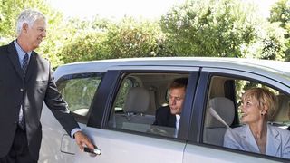 Gelegentlich kommt es vor, dass man den Kollegen, den Chef oder auch einen Kunden im Dienstwagen mitnimmt. (©Monkey Business - stock.adobe.com)