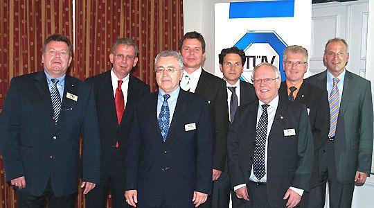 Kenner der Branche (v.l.n.r.): Detlef Walker, Dr. Martinowsky, Prof. D. Rankl, Andreas Sobe, Peter Resiacher, Prof. Dr. Klaus-Peter Schütt, Uwe Sagurna und Jürgen Stackmann. (Archiv: Vogel Business Media)