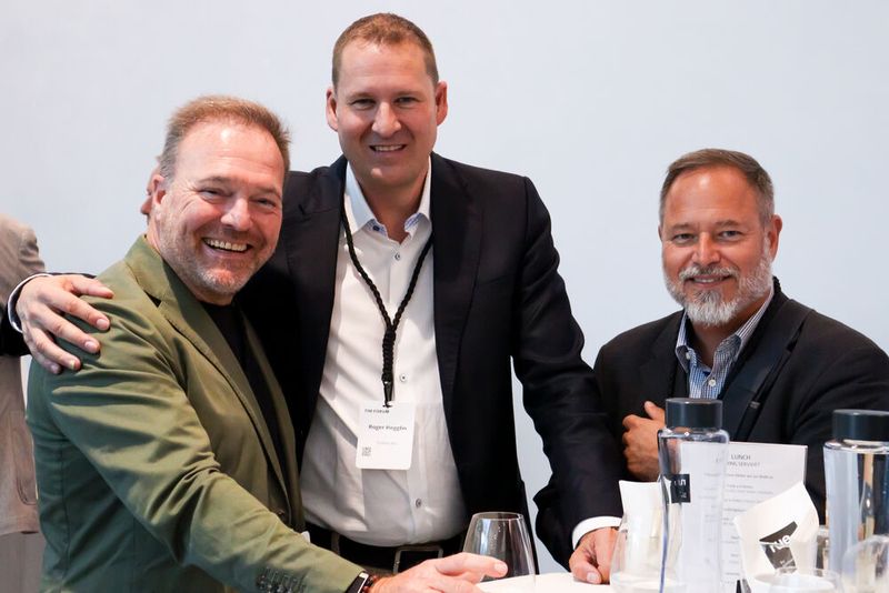 Freude in den Gesichtern von (v. l.) Volker Enkelmann (Dignum), Roger Hegglin (Sonio) und Alen Saradjen (TIM) (Bild: TIM)