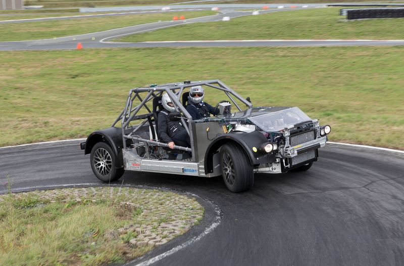 Auch in sehr schnell gefahrenen Kurven wankt das Rolling Chassis von Bosch kaum zur Seite. (Bild: Bosch)