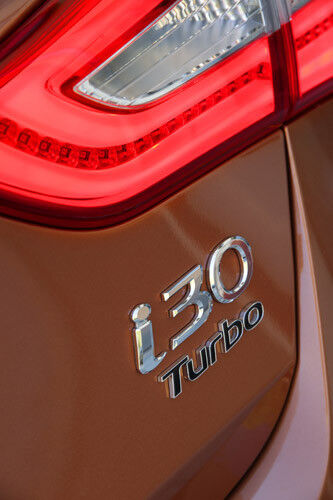 Doch der i30 Turbo unterscheidet sich nicht nur durch den Motor und den Turbo-Schriftzug vom Rest der Familie. (Foto: Hyundai)