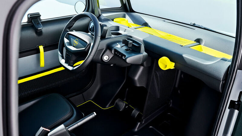 Das Cockpit ist einfach, aber bunt gehalten. (Opel)