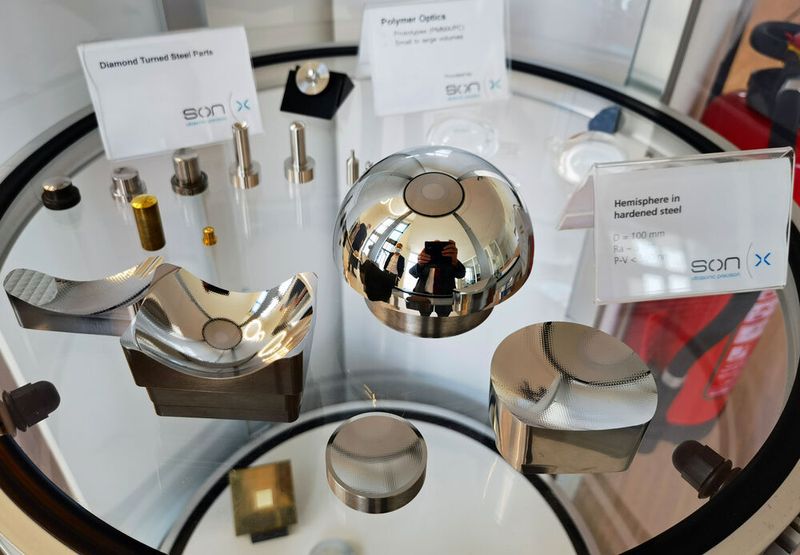 Der Blick in die Mustervitrine offenbart eine große Vielfalt an Geometrien und Werkstoffen. (Bild: Klaus Vollrath)