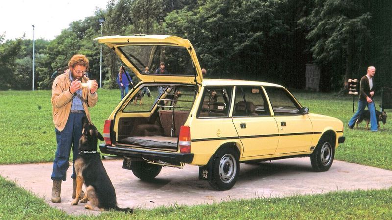 Nicht nur Hundebesitzer schätzten den großen Laderaum des 305 Kombi. Bis zu 1.510 Liter gingen da rein. (Peugeot)