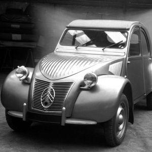 Citroën enthüllte am 7. Oktober 1948 auf dem Pariser Autosalon ein im Vergleich zum TPV vollständig überarbeitetes Modell – nun mit luftgekühltem Motor.(Bild:  PSA)