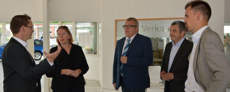 Die Jury des Gebrauchtwagen Awards zu Besuch im Autohaus Schandert: (von li.) Jochen Schandert, Silvia Lulei (»Gebrauchtwagen Praxis«), Thomas Wölflick (Real Garant), Steffen Höschler (Dekra) und Frederick Altrock (Mobile.de). (Foto: Achter)