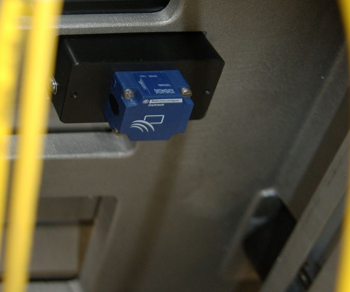 Lassen sich auch verdeckt anbringen: RFID-Tag unter Werkstückträger. (Archiv: Vogel Business Media)