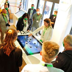 Besuchern wird anschaulich gemacht, was das Energienetz der Zukunft bedeutet. Hier wie ein Micro Smart-Grid-Controller die Energieflüsse innerhalb des Campus-eigenen Netzes kontrolliert und für Energieeffizienz sorgt. (Bild:  Schneider Electric)