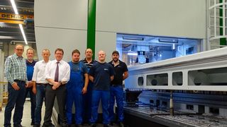 V.l.: Willi Maier, Teamleiter Großteilefertigung, Hans van de Velde, Servicetechniker bei Unisign, Karl-Michael Dettling, Abteilungsleiter Fertigung, Dr. Michael Merz, Geschäftsführer sowie weitere Maschinenbediener. (Homag Group)