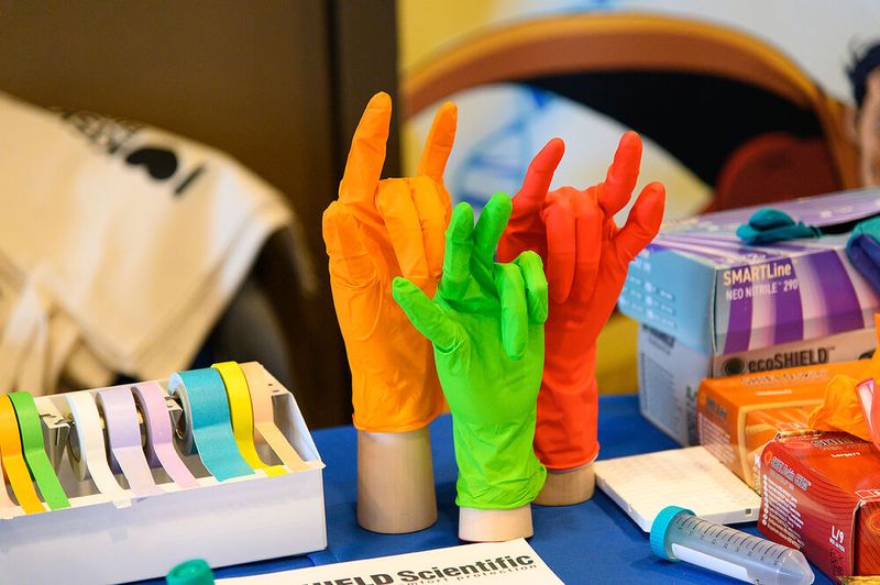 Neben Labor- und Analysegeräten durfte auch die Basics wie Laborhandschuhe auf der LAB-SUPPLY nicht fehlen.   Mehr Infos zu den kommenden LAB-SUPPLY-Messen finden Sie auf www.lab-supply.info (Bild: Stefan Stark)