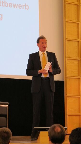 Dr. Norbert Lehmann, bekannt aus dem ZDF, moderierte die Veranstaltung souverän und mit robustem Ruhrpott-Charme. (Bild: PROCESS)