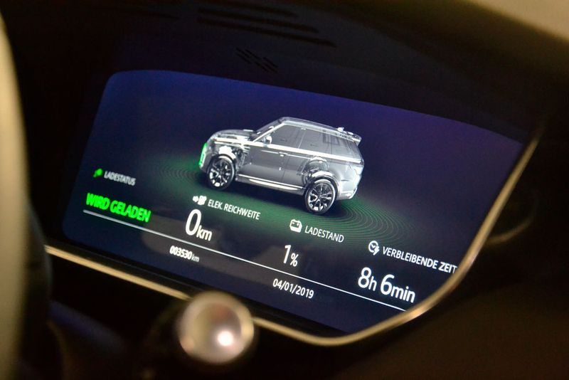 Über das Display im Auto erfährt man, wie lange der Ladevorgang noch dauert. (Michel / »kfz-betrieb«)