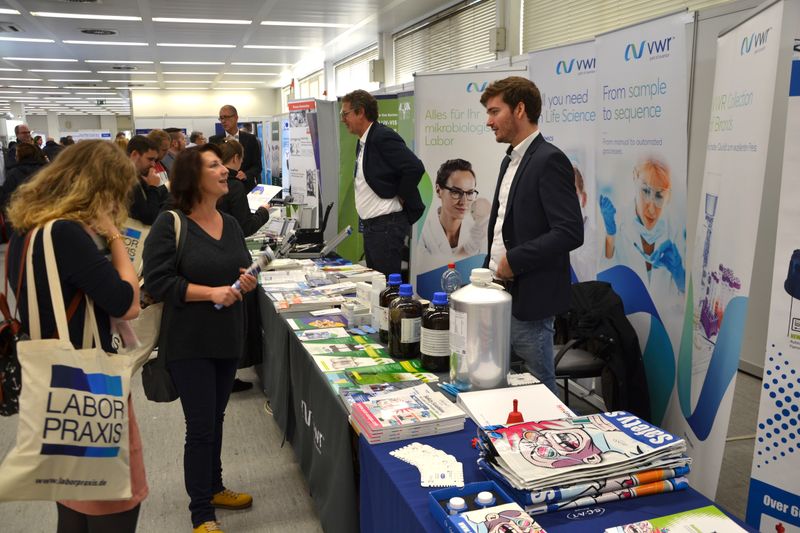 Impressionen der Lab-Supply Hamburg vom 29. Oktober 2019  Die letzte Lab-Supply Messe 2019 fand in der MesseHalle Hamburg-Schnelsen statt. Impressionen vom Messetag sowie einige Besucherstimmen finden Sie in dieser Bildergalerie. Die nächste Lab-Supply ist am 18. März 2020 in Frankfurt am Main. Lese-Empfehlung: Nachbericht zum erfolgreichen Auftakt der Lab-Supply in Wien. (LABORPRAXIS, C. Lüttmann)