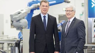 In der Geschäftsführung von Yaskawa Europe folgt Bruno Schnekenburger (links), bisher COO, als President & CEO auf Manfred Stern. (Steffe Matthes/Yaskawa)