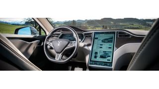 Bild 5: Update per Software: Tesla baut seine Autopilotfunktionen nach und nach über Softwareupdates aus. (Bild: James Lipman : jameslipman.com)