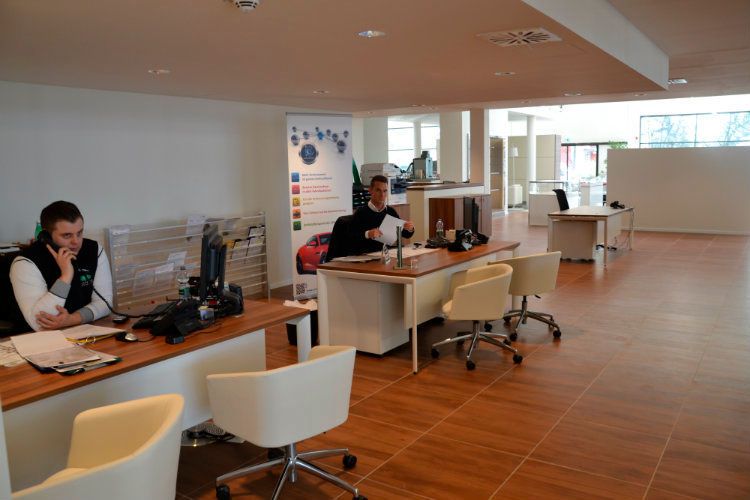 Die Arbeitsplätze sind im Autohaus offen im Raum untergebracht. (Mauritz)