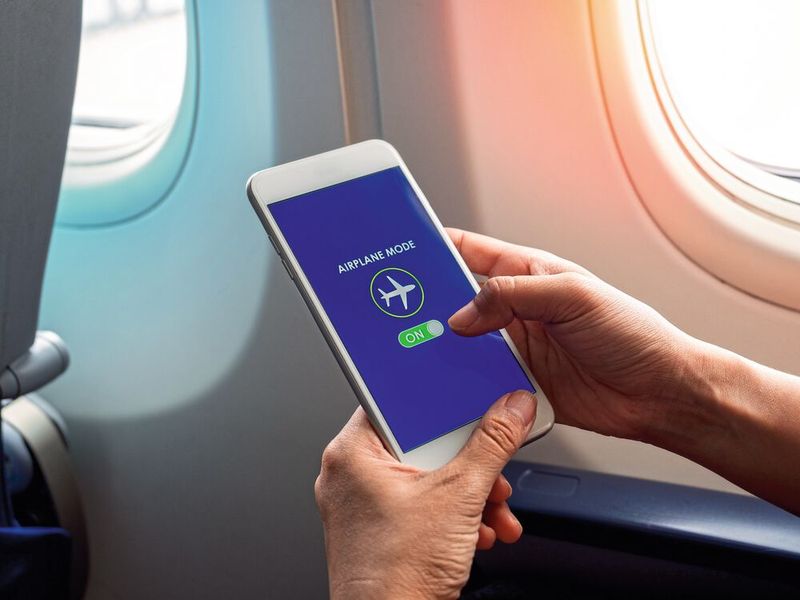 Flugmodus nutzen: Wenn das Smartphone nicht aktiv verwendet wird, empfiehlt es sich, den Flugmodus einzuschalten. Dadurch werden die drahtlosen Verbindungen deaktiviert, was Energieverbrauch und die Wärmeerzeugung reduziert.  (Bild: tete_escape - stock.adobe.com)