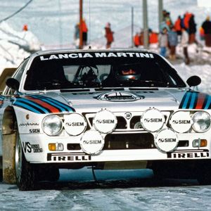 Der Rally 037 basierte auf der Fahrgastzelle des Beta Montecarlo, da das Reglement die Verwendung dieses Teils von einem Serienfahrzeug forderte. Deswegen hatte Lancia sogar die Produktion des Montecarlo wieder aufgenommen, die man bereits zwei Jahre zuvor beendet hatte. Konstrukteur Abarth nutzte seine langjährigen Erfahrungen und konstruierte ein einfach gehaltenes und leicht zu wartendes Fahrzeug. Deswegen verzichtete man bewusst auf einen Allradantrieb – einerseits um die Entwicklungszeit zu verkürzen, andererseits um weniger Teile verbauen zu müssen. Ebenfalls „genial“: Alle wesentlichen Bauteile waren mit Schrauben in nur zwei unterschiedlichen Größen befestigt. Das ersparte einen Werkzeugwechsel im Servicefall, vermied Fehler und sparte Zeit.(Bild:  Stellantis)