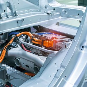 The assembly of a battery is complex and requires a lot of manual work.(Image: Adobe Stock / xiaoliangge / #368289486)