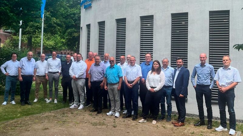 In Wiesbaden trafen sich auf Einladung des hessischen Kfz-Landesverbands Vertreter des Kfz-Gewerbes mit Vertretern der Überwachungsorganisationen. Ziel des Runden Tisches ist,  gemeinsam im Sinne der Verkehrssicherheit praktikable Lösungsansätze für eine reibungslose Umsetzung der technischen Fahrzeugüberwachung zu finden. (Bild:  Kfz-Gewerbe Hessen)