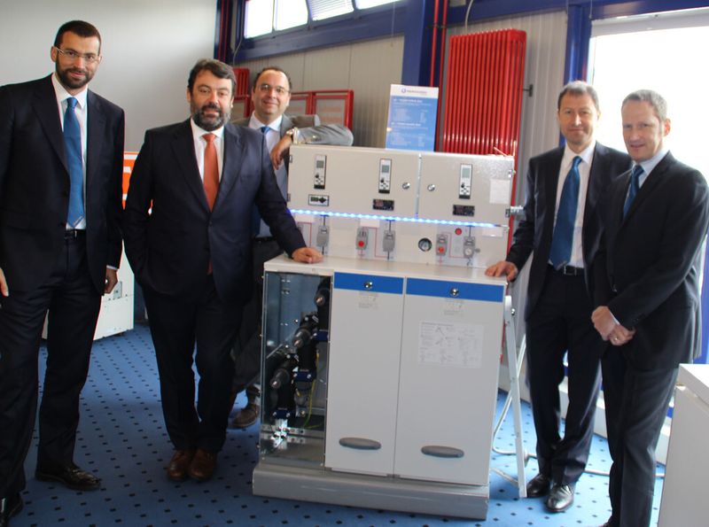 Im neuen Vertriebsbüro in Leipzig traf sich die gesamte deutsch-spanische Führungsriege von Ormazabal und ihrer Muttergesellschaft Velatia (v.l.):Jorge González (CEO Ormazabal), Javier Ormazabal (Präsident Velatia-Gruppe), Luis Flores (Geschäftsführer Ormazabal EMEA), Volkan Ozsokmen (Leiter Globales Marketing Ormazabal) und Thomas Hartkämper (Geschäftsführer Ormazabal Zentral- und Osteuropa). (Ormazabal)