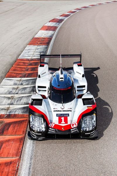 Der 919 startet auch 2017 in der höchsten Energie-Effizienzklasse, die das Reglement vorsieht. Das bedeutet: Auf einer 13,629 km langen Runde in Le Mans darf er 8 MJ aus der Energierückgewinnung einsetzen, dafür aber maximal 4,31 l Benzin verbrauchen.  (Porsche)