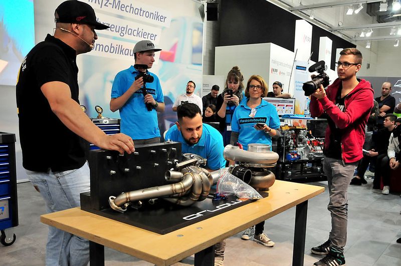 Den Anfang machte Onur Karakus. Die anderen Teilnehmer mussten derweil den Stand verlassen, um keinen Vorteil zu haben. Das Wichtigste war, sich die richtige Montagesstrategie zurechtzulegen. Schließlich ging es um die schnellste Montagezeit. (Schmidt/»kfz-betrieb«)
