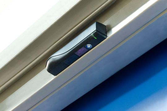 Das Detailbild zeigt einen sicheren Bewegungsmelder für Flucht- und Rettungswege mit Bewegungserkennung in Fluchtrichtung.(Bild:  Efaflex)