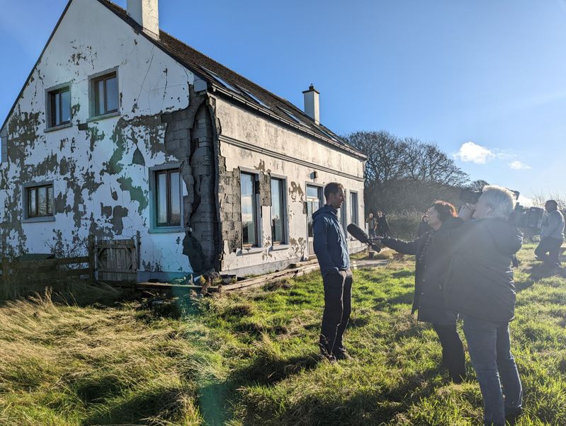 (Quelle:  Vor Ort in Irland: Empa-Forscher Andreas Leemann steht den Medien Rede und Antwort zu den Forschungsresultaten der Empa.  Paul Dunlop/Ulster University)